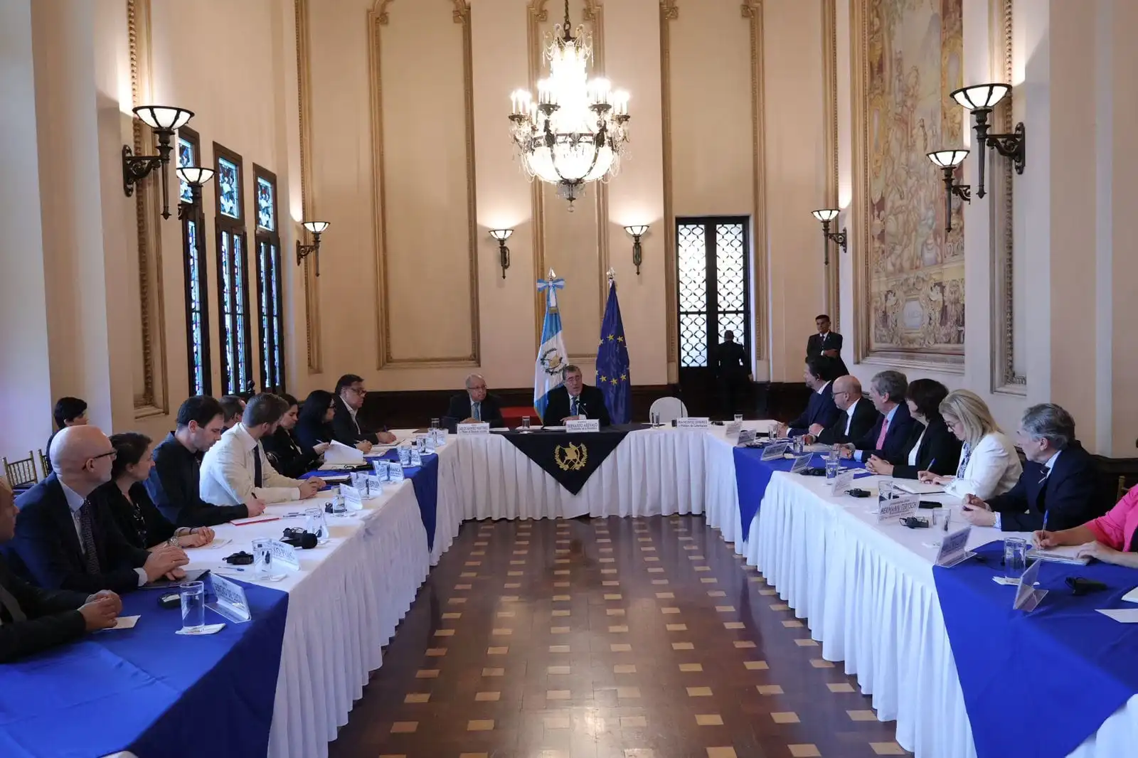 Bernardo Arévalo se reunió con delegación parlamentaria de la Unión Europea. Foto La Hora: MINEX Guatemala.