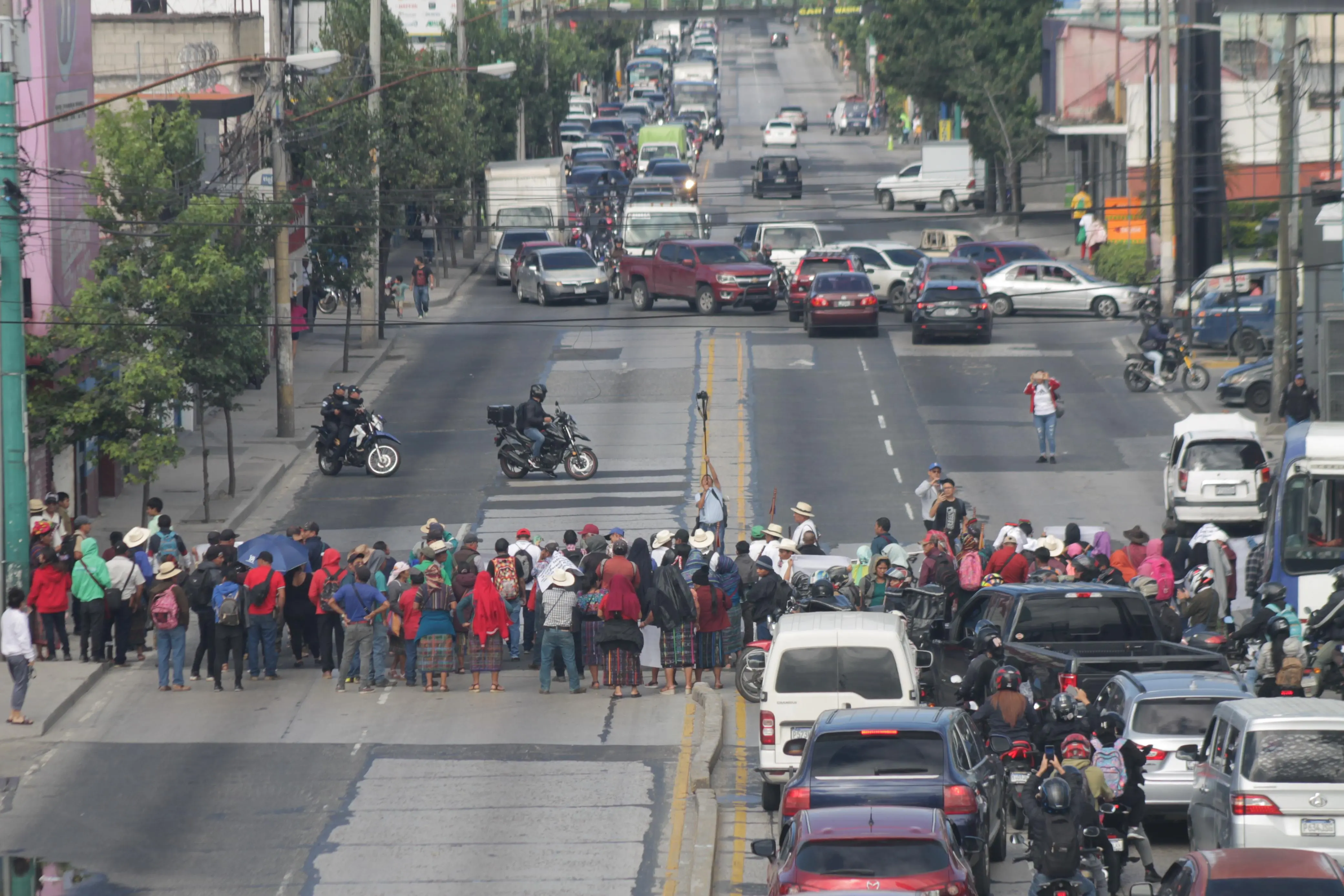 Autoridades indígenas bloquean la calle Martí