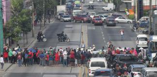 Autoridades indígenas bloquean la calle Martí