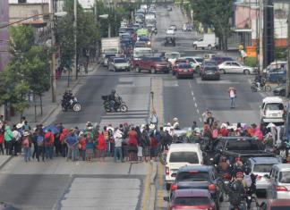 Autoridades indígenas bloquean la calle Martí