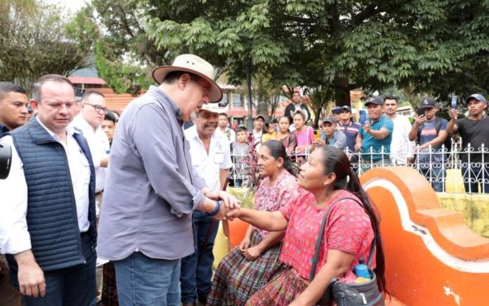 El presidente Bernardo Arévalo y el ministro Abelardo Pinto entregaron el Bono Único en Senahú, Alta Verapaz este 30 de octubre. Foto La Hora: Gobierno de Guatemala