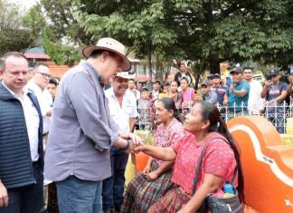 El presidente Bernardo Arévalo y el ministro Abelardo Pinto entregaron el Bono Único en Senahú, Alta Verapaz este 30 de octubre. Foto La Hora: Gobierno de Guatemala