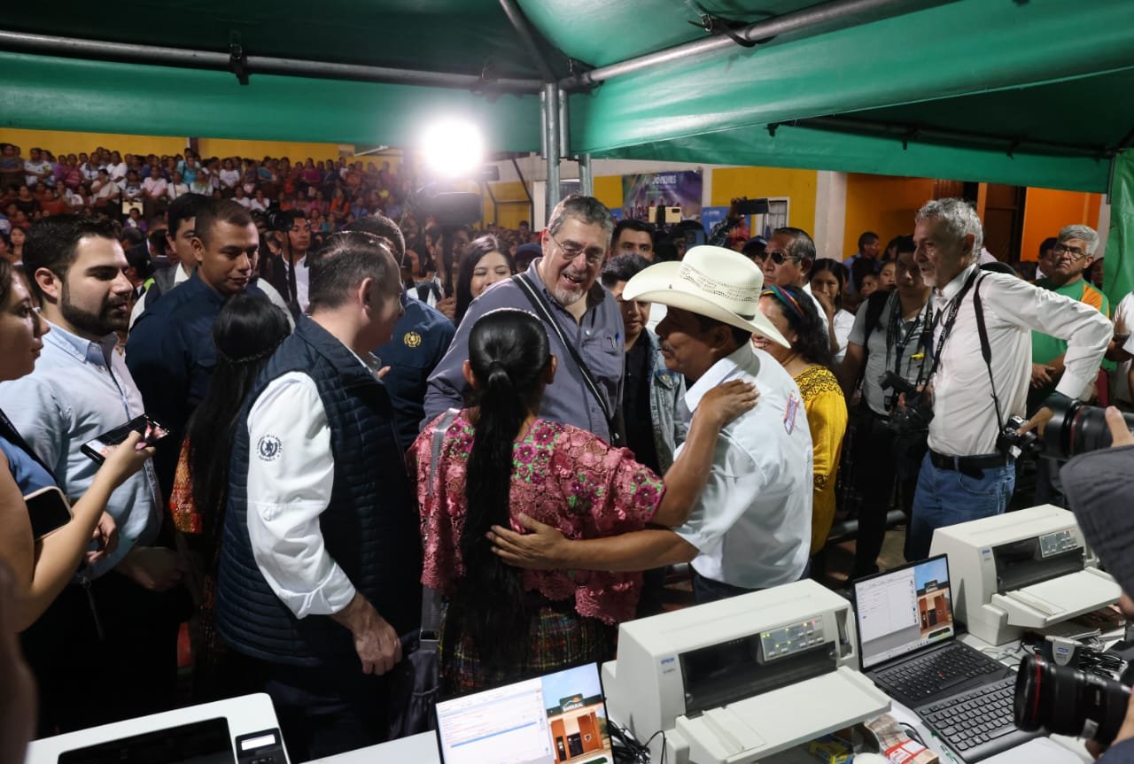 Entrega de cuota de bono único en Senahú, Alta Verapaz. Foto La Hora: Mario León/DCA