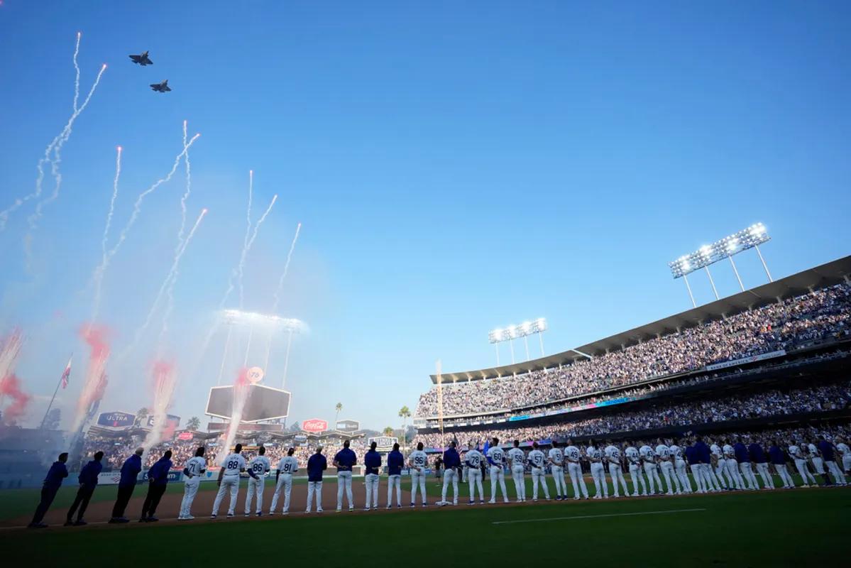 Aviones sobrevuelan el Dodger Stadium antes del Juego 1 de la Serie Divisional de la Liga Nacional entre los Dodgers de Los Ángeles y los Padres de San Diego, el sábado 5 de octubre de 2024, en Los Ángeles. (AP Foto/Ashley Landis)