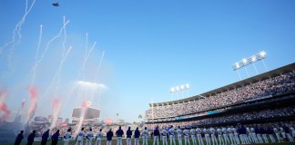 Aviones sobrevuelan el Dodger Stadium antes del Juego 1 de la Serie Divisional de la Liga Nacional entre los Dodgers de Los Ángeles y los Padres de San Diego, el sábado 5 de octubre de 2024, en Los Ángeles. (AP Foto/Ashley Landis)