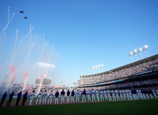 Aviones sobrevuelan el Dodger Stadium antes del Juego 1 de la Serie Divisional de la Liga Nacional entre los Dodgers de Los Ángeles y los Padres de San Diego, el sábado 5 de octubre de 2024, en Los Ángeles. (AP Foto/Ashley Landis)