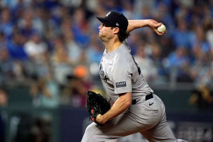 El abridor Gerrit Cole, de los Yankees de Nueva York, lanza en el cuarto juego de la serie divisional de la Liga Americana ante los Reales de Kansas City, el jueves 10 de octubre de 2024 (AP Foto/Charlie Riedel)