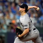 El abridor Gerrit Cole, de los Yankees de Nueva York, lanza en el cuarto juego de la serie divisional de la Liga Americana ante los Reales de Kansas City, el jueves 10 de octubre de 2024 (AP Foto/Charlie Riedel)