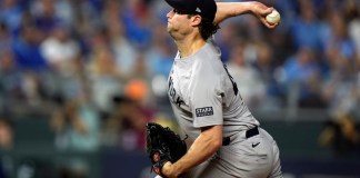 El abridor Gerrit Cole, de los Yankees de Nueva York, lanza en el cuarto juego de la serie divisional de la Liga Americana ante los Reales de Kansas City, el jueves 10 de octubre de 2024 (AP Foto/Charlie Riedel)