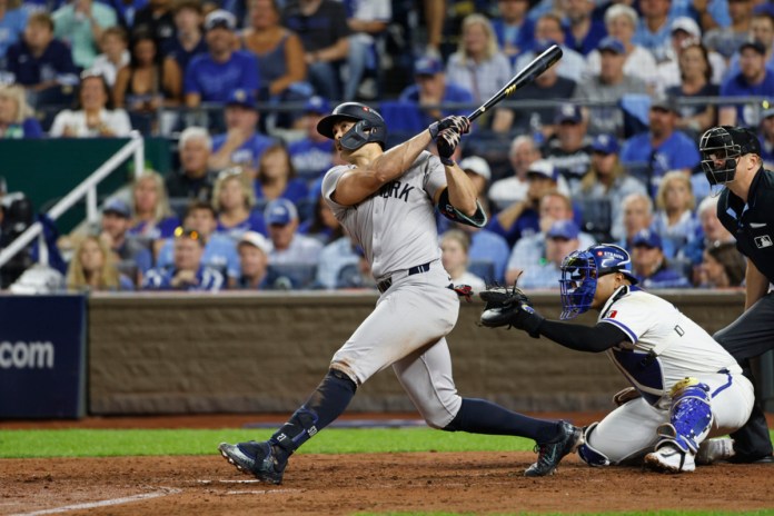 YANKEES-REALES Giancarlo Stanton, de los Yankees de Nueva York, observa su cuadragular solitario durante la octava entrada del tercer juego de la serie divisional de la Liga Americana en contra de los Reales de Kansas City, el miércoles 9 de octubre de 2024, en Kansas City, Missouri. (AP Foto/Colin Braley)