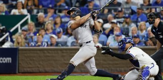 Giancarlo Stanton, de los Yankees de Nueva York, observa su cuadragular solitario durante la octava entrada del tercer juego de la serie divisional de la Liga Americana en contra de los Reales de Kansas City, el miércoles 9 de octubre de 2024, en Kansas City, Missouri. (AP Foto/Colin Braley)