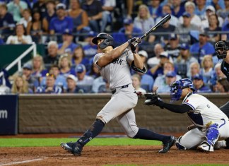 Giancarlo Stanton, de los Yankees de Nueva York, observa su cuadragular solitario durante la octava entrada del tercer juego de la serie divisional de la Liga Americana en contra de los Reales de Kansas City, el miércoles 9 de octubre de 2024, en Kansas City, Missouri. (AP Foto/Colin Braley)