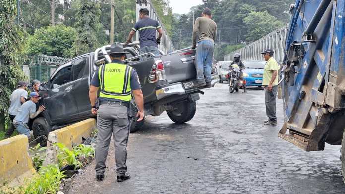 Conductor de Pick Up resulto con crisis nerviosa, luego de derrapar en ruta al Pacífico. Foto La Hora: PROVIAL