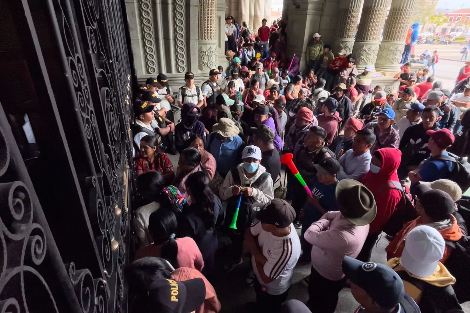 Bloqueo frente a Palacio Nacional de la Cultura por pobladores de Nahualá. Foto: José Orozco.