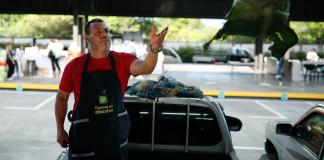 AME3038. SAN SALVADOR (EL SALVADOR), 30/10/2024.- Un vendedor de repollos lanza uno en una central de abastos habilitada por el Gobierno, este miércoles, en Soyapango (El Salvador). Una central de abasto de frutas, verduras y otros productos "a bajo costo" comenzó este miércoles a funcionar como parte de una medida para "sanar" la economía de El Salvador y para "generar un sistema eficiente y sostenible de distribución de alimentos", de acuerdo con la Presidencia. El lugar está ubicado en el distrito de Soyapango, a un poco más de 12 kilómetros de San Salvador, y, según la información oficial, la mayoría de productos (alrededor de un 75 %) es producción nacional. EFE/ Rodrigo Sura