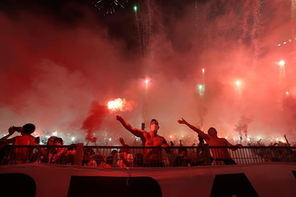 ficionados de River animan su equipo durante los actos protocolarios este martes, en un partido de las semifinales de la Copa Libertadores entre River Plate y Atlético Mineiro en el estadio Mas Monumental de Buenos Aires (Argentina). EFE/ Juan Ignacio Roncoroni