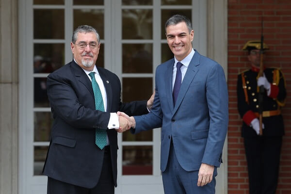 Bernardo Arevalo y el presidente del Gobierno español Pedro Sánchez