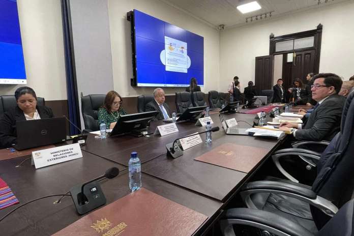 El ministro de Relaciones Exteriores, Carlos Ramiro Ramírez, en la comisión de Finanzas del Congreso. Foto La Hora: José Orozco