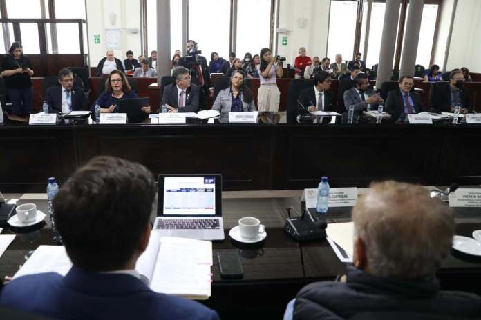 La comisión de Finanzas del Congreso escucha a distintos ministros para que defiendan su presupuesto para 2025. Foto: Congreso