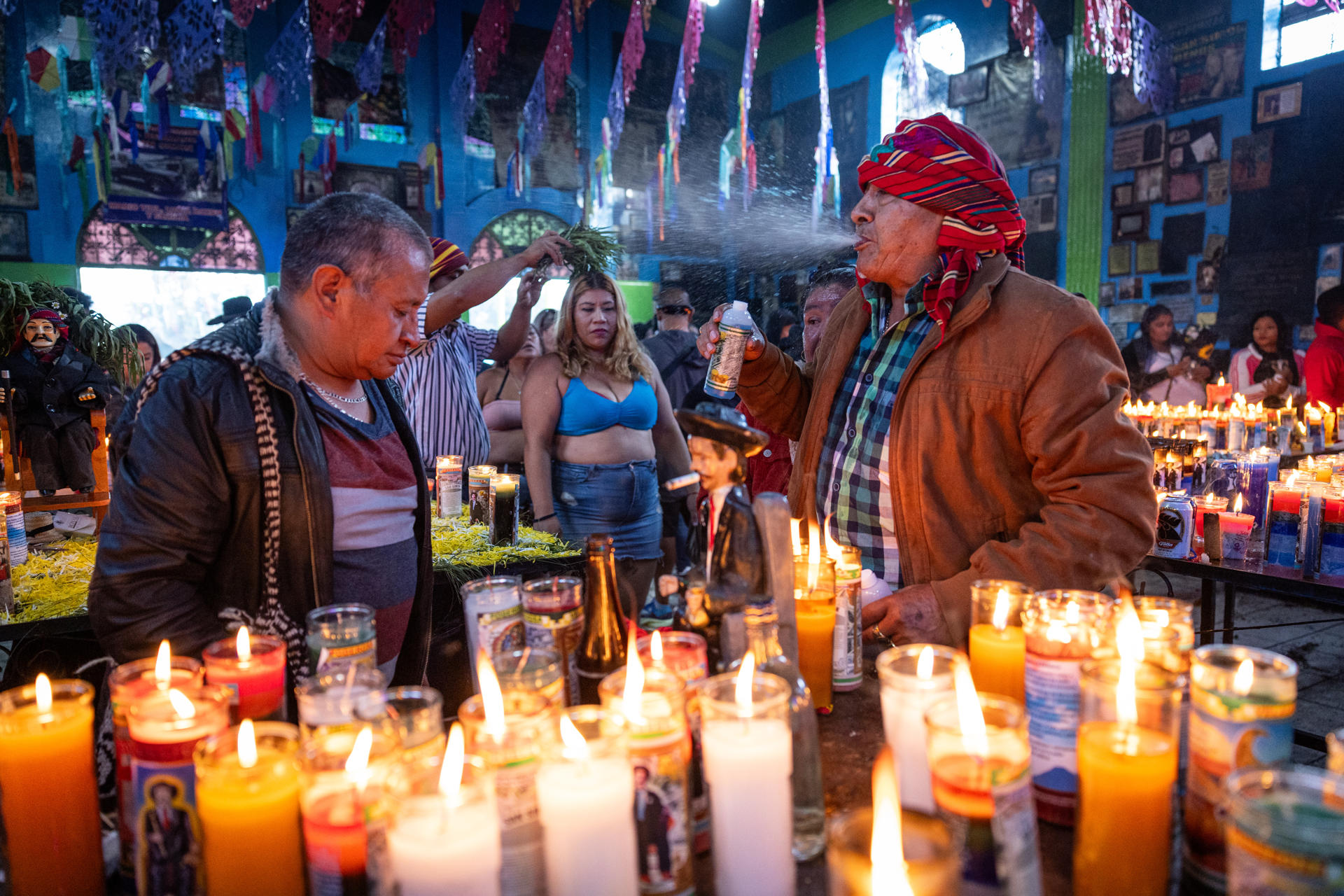 Creyentes de San Simón se reunieron, en San Andrés Iztapa. Foto: EFE