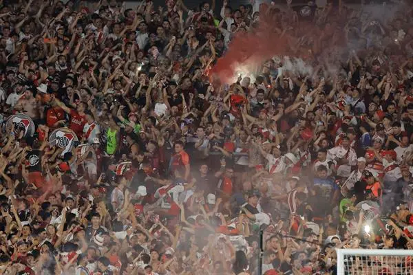 Aficionados de River animan su equipo este martes, en un partido de las semifinales de la Copa Libertadores entre River Plate y Atlético Mineiro en el estadio Mas Monumental de Buenos Aires (Argentina). EFE/ Juan Ignacio Roncoroni