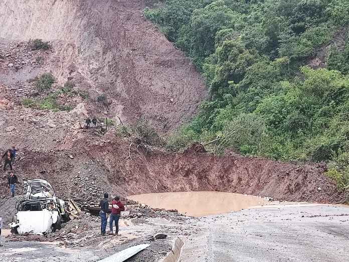 Los socorristas de varias instituciones, han trabajado arduamente para rescatar lo cuerpos. Foto: La Hora / Conred.