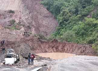 Los socorristas de varias instituciones, han trabajado arduamente para rescatar lo cuerpos. Foto: La Hora / Conred.