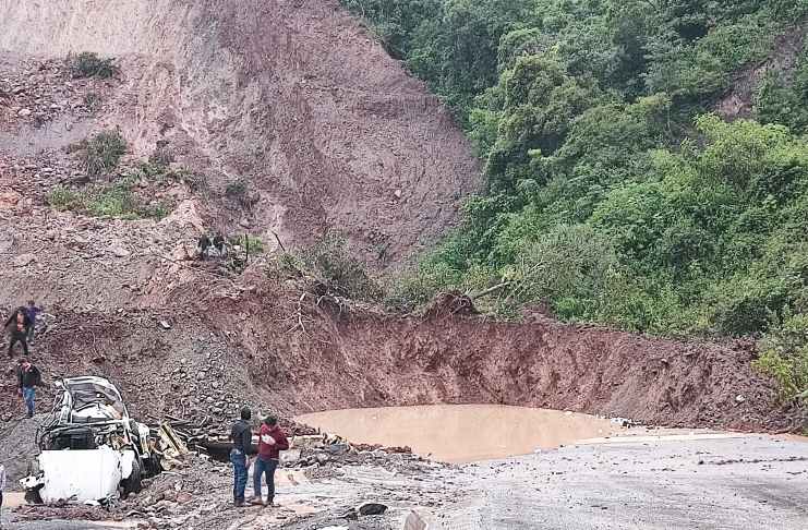 Los socorristas de varias instituciones, han trabajado arduamente para rescatar lo cuerpos. Foto: La Hora / Conred.