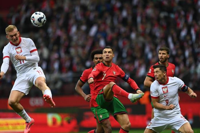 Cristiano Ronaldo y Robert Lewandowski durante el partido entre Polina y Portugal. Foto: EFE / La Hora.