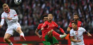 Cristiano Ronaldo y Robert Lewandowski durante el partido entre Polina y Portugal. Foto: EFE / La Hora.