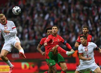 Cristiano Ronaldo y Robert Lewandowski durante el partido entre Polina y Portugal. Foto: EFE / La Hora.