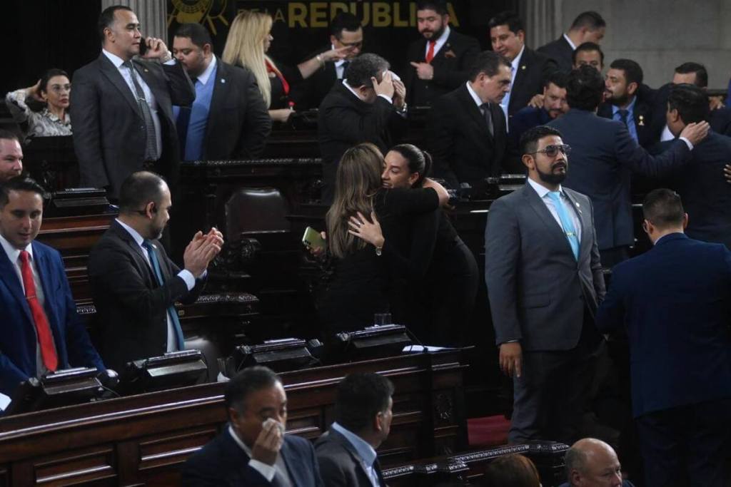 Diputados de varias bancadas se saludan al finalizar la elección de magistrados. Foto: Fabricio Alonzo