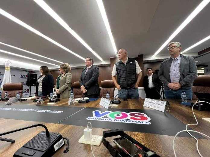 La directora de Covial y delegados en el consejo consultivo de Covial, acuden a citación en el Congreso. Foto La Hora: Cortesía