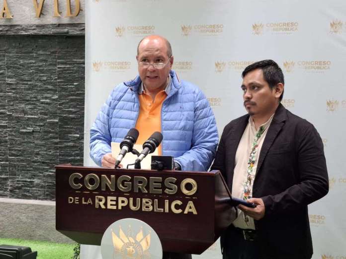 Los diputados Orlando Blanco y José Chic presentan el dictamen para moratoria minera. Foto: Cortesía