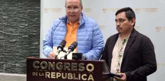 Los diputados Orlando Blanco y José Chic presentan el dictamen para moratoria minera. Foto: Cortesía