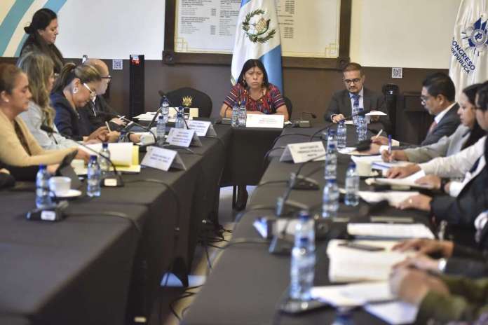 La diputada Sonia Gutiérrez da seguimiento para el aumento de pensiones en 2025. Foto: Congreso