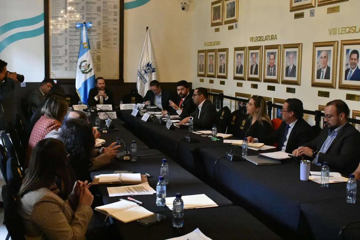 Los integrantes de la comisión de Reformas al sector justicia escuchan posturas por reformas a la prisión preventiva. Foto La Hora: Daniel Ramírez