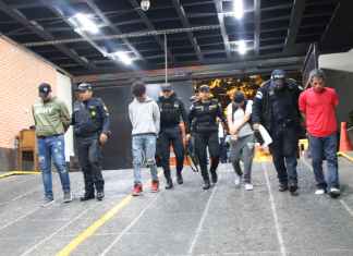 Capturaron a 4 presuntos integrantes de una banda de robacarros en zona 17. Foto La Hora: PNC