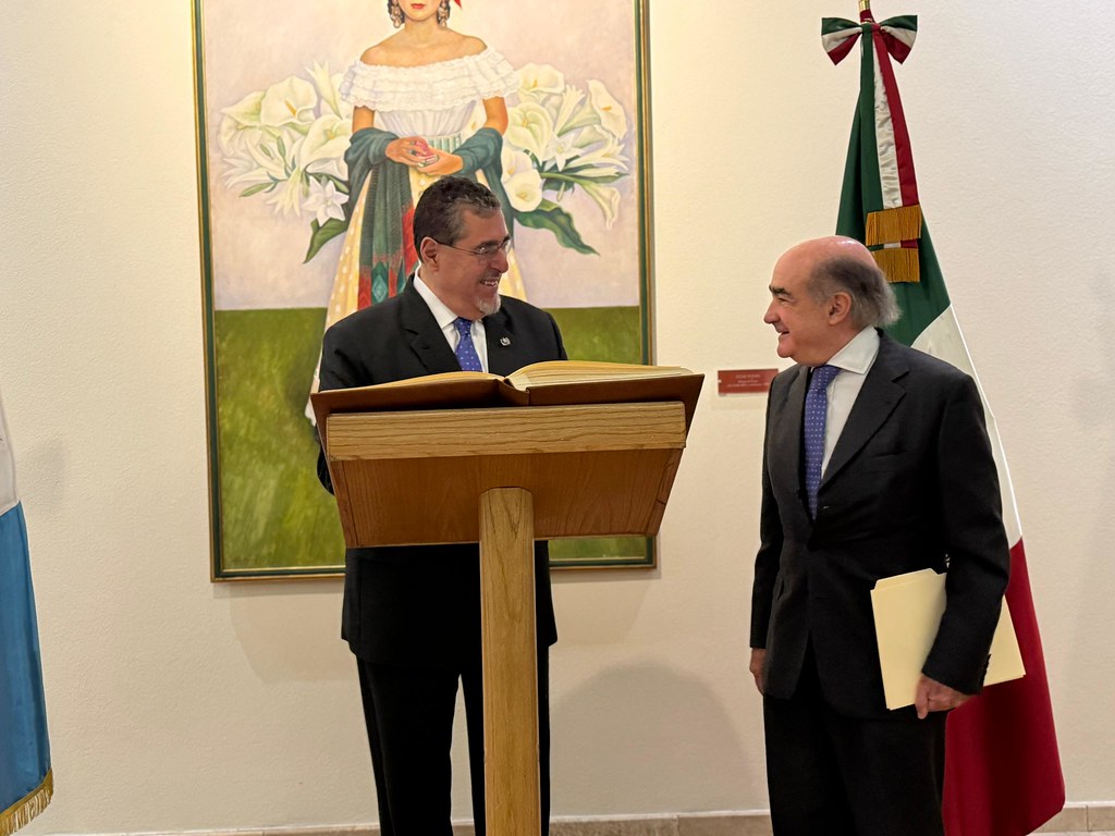 Arévalo firmo el libro de visitas del Club de Industriales de México. Foto La Hora: Gobierno de Guatemala.