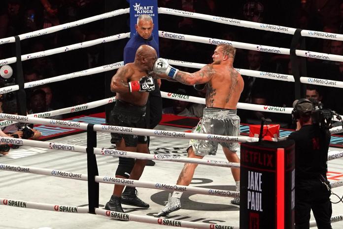 Arlington (United States), 16/11/2024.- Jake Paul (R) of the United States in action against Mike Tyson (L) of the United States during their heavyweight bout, in Arlington, Texas, USA, 15 November 2024. (Estados Unidos) EFE/EPA/DUSTIN SAFRANEK