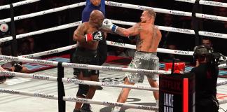 Arlington (United States), 16/11/2024.- Jake Paul (R) of the United States in action against Mike Tyson (L) of the United States during their heavyweight bout, in Arlington, Texas, USA, 15 November 2024. (Estados Unidos) EFE/EPA/DUSTIN SAFRANEK