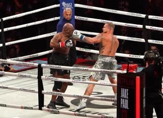 Arlington (United States), 16/11/2024.- Jake Paul (R) of the United States in action against Mike Tyson (L) of the United States during their heavyweight bout, in Arlington, Texas, USA, 15 November 2024. (Estados Unidos) EFE/EPA/DUSTIN SAFRANEK