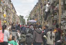 Los visitantes aprovecharon las horas de mañana para adornar a sus difuntos. Foto La Hora: José Orozco.