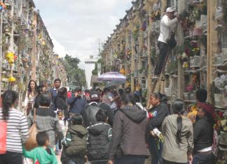 Los visitantes aprovecharon las horas de mañana para adornar a sus difuntos. Foto La Hora: José Orozco.