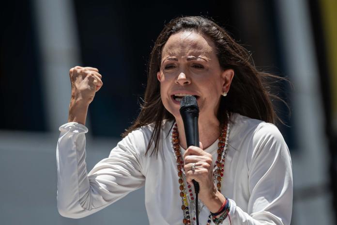 La líder opositora venezolana María Corina Machado durante una manifestación en Caracas, Venezuela. Foto: La Hora / EFE- Ronald Peña