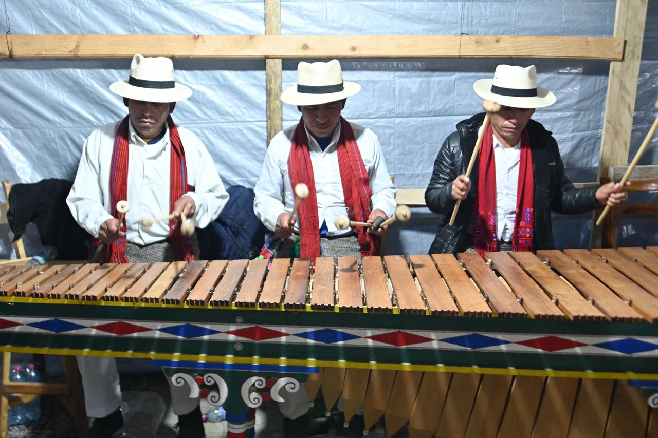 La noche antes de la carrera, hay una fiesta en la que disfruta de la marimba. Foto La Hora: Fabricio Alonzo.