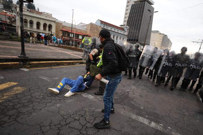 Detienen a manifestantes en Ecuador.