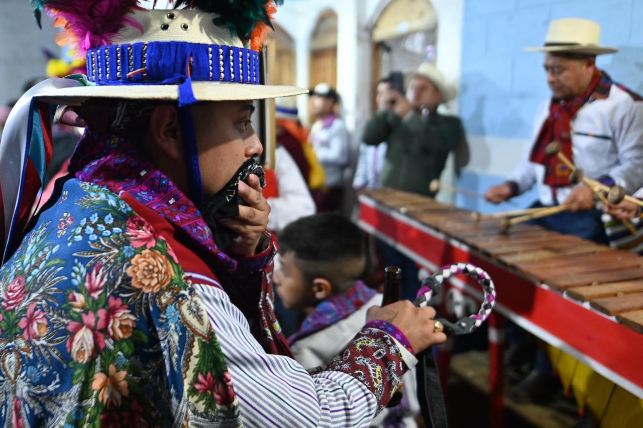 El 1 de noviembre a las 5:00 horas, los caballos son entregados a los jinetes, quienes no conocen al animal. La muerte de una persona puede representar un año de suerte y es motivo de celebración. Foto La Hora: Fabricio Alonzo