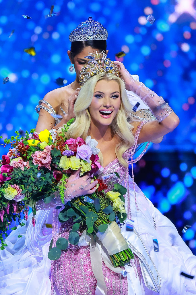 Victoria Kjaer siendo coronada por la Miss Universo 2023 Sheynnis PalaciosFoto: Miss Universe