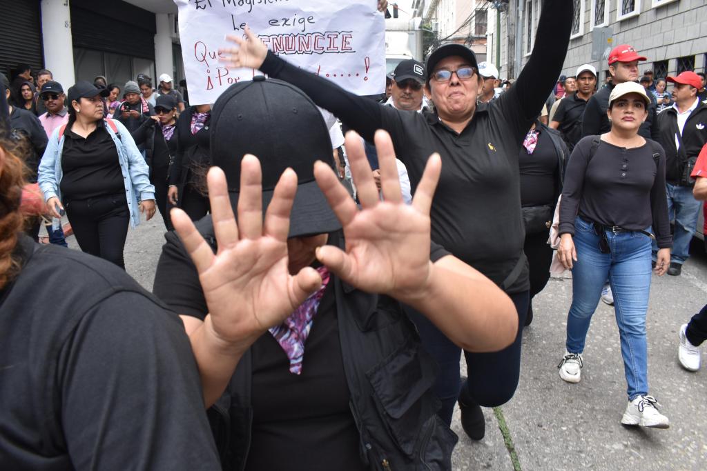 En imágenes: Así se blindó Joviel Acevedo durante la manifestación